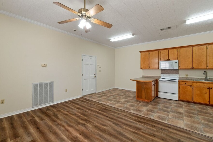 Building Photo - 2 W Lakeview Dr