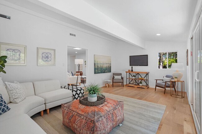 Building Photo - Fully Renovated Orinda Home for Rent, Avai...