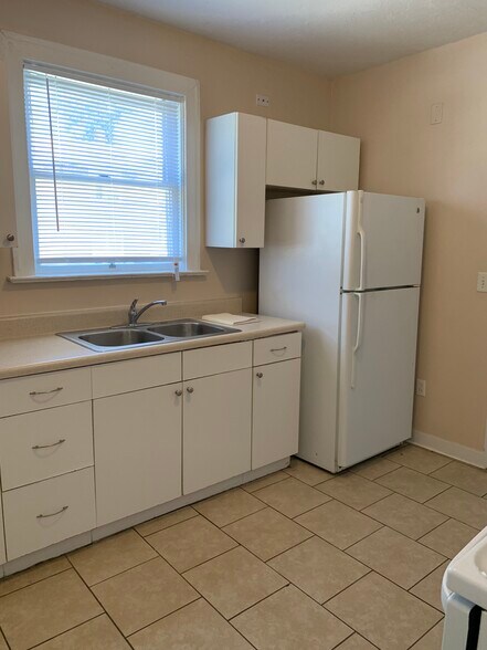 kitchen - 2604 Dellwood Ave