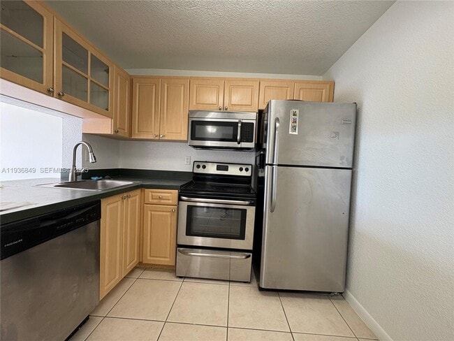 Building Photo - 9350 Fontainebleau Blvd