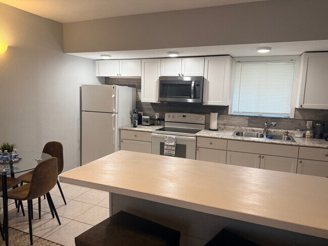 Building Photo - 2616 S Crystal Lake Dr