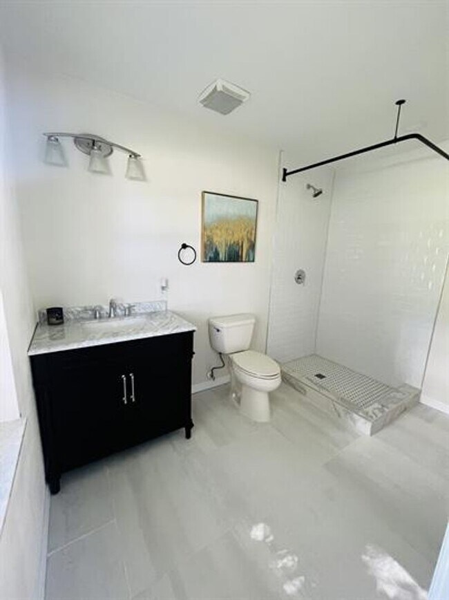 Building Photo - Eustis Lake Front Home with 2 Primary Bedr...
