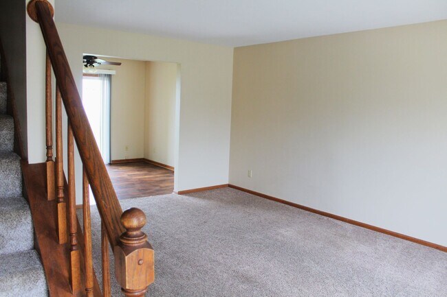 Building Photo - 376-376 Thomas Dr