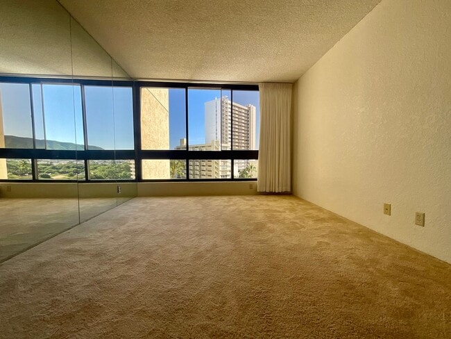 Building Photo - Charming & Convenient Studio, Great Building