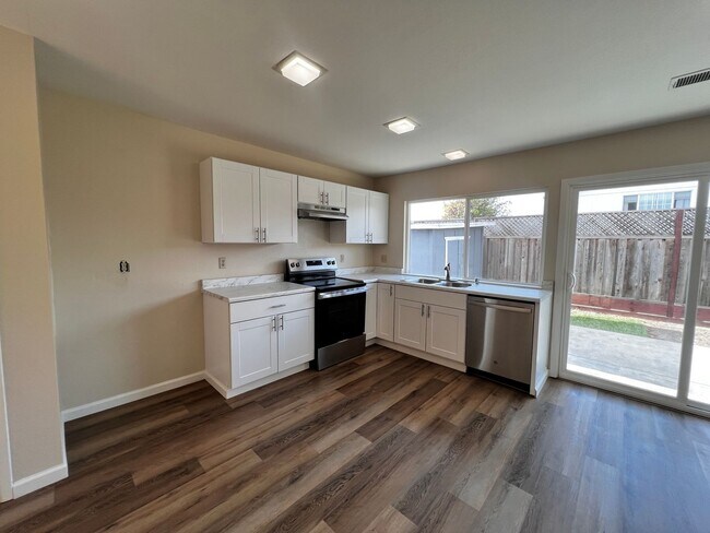 Building Photo - East Petaluma Four Bedroom Home