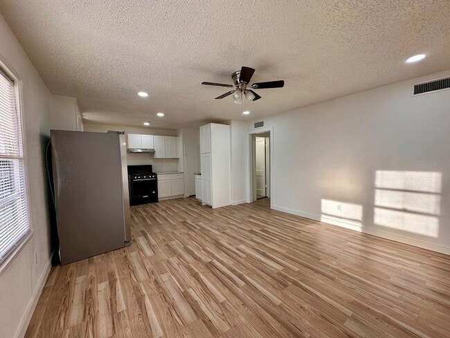 Building Photo - 3120 Chestnut Ave