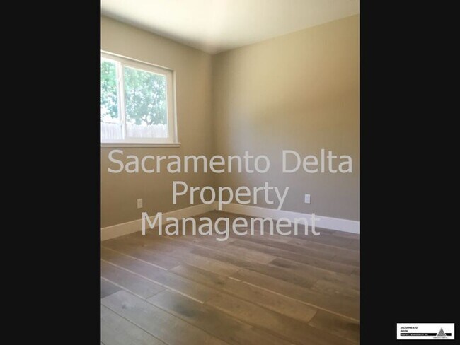 Building Photo - Charming 3 Bedroom 2 Bath Home in Rosemont