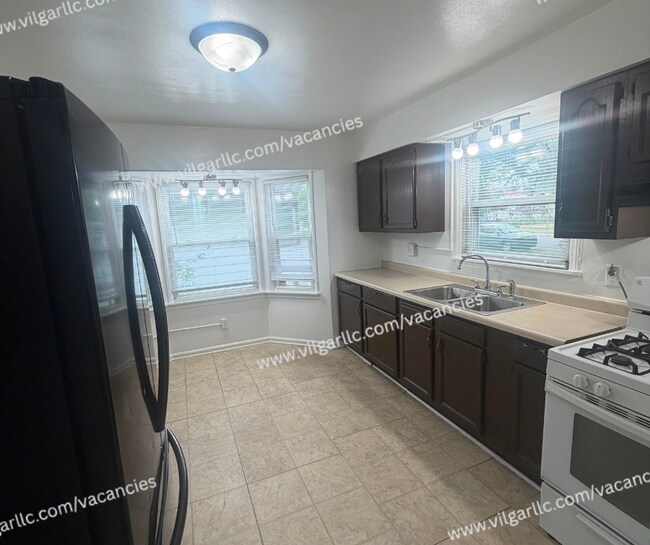 Building Photo - For Rent - 3 Bedroom, 1 Bathroom Home
