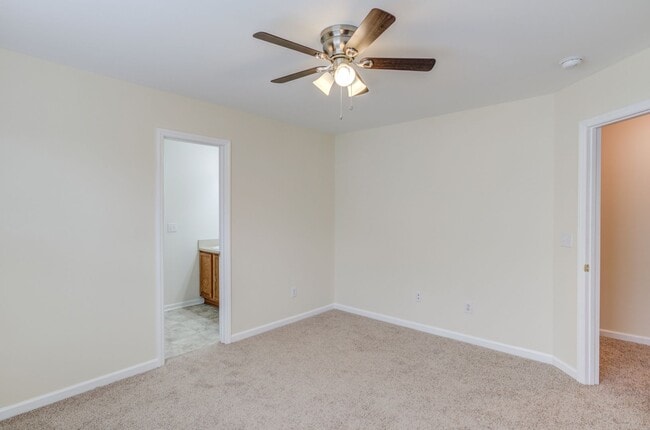 Building Photo - 3 Bedroom Townhouse in Wakefield with 1 Ca...