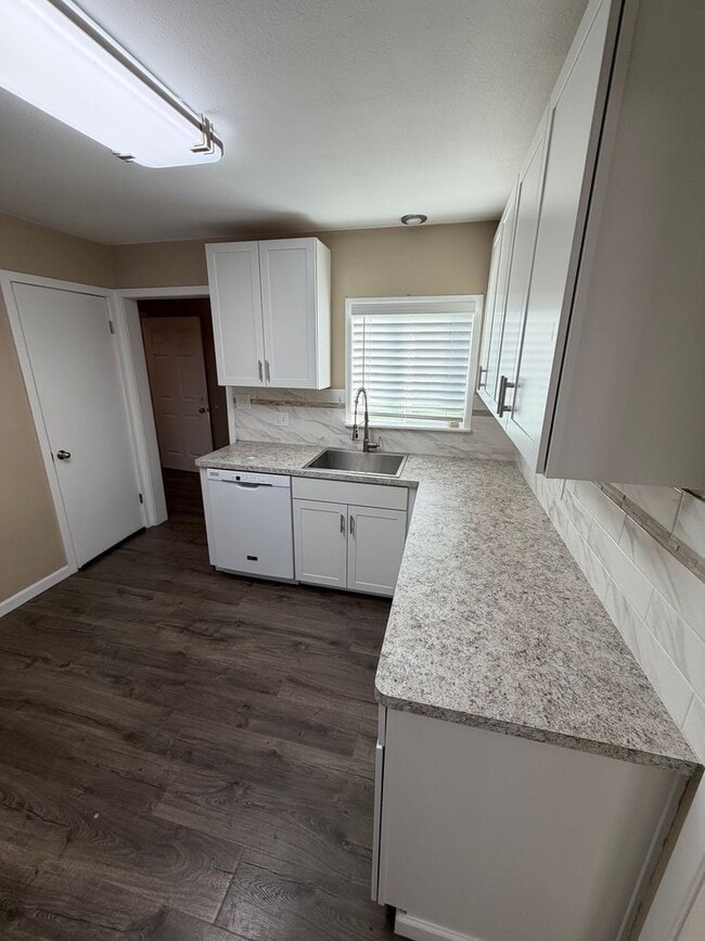 Building Photo - Charming home in a great neighborhood