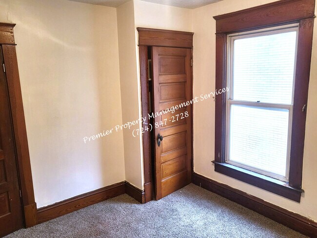 Building Photo - 912 Morton St