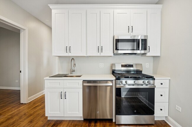 Building Photo - 3300 N Karlov Ave