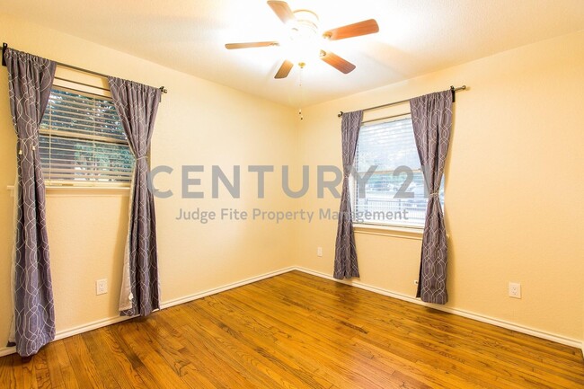 Building Photo - Stunning 3/2 in Great Dallas Location Read...