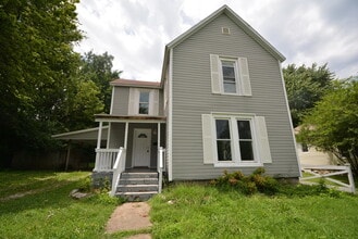 Building Photo - Space, Space & More Space! 3 Bedroom 1 Bath home
