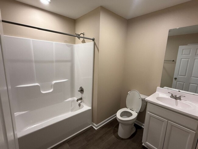 Building Photo - 2 Bedroom, 2 bath duplex.