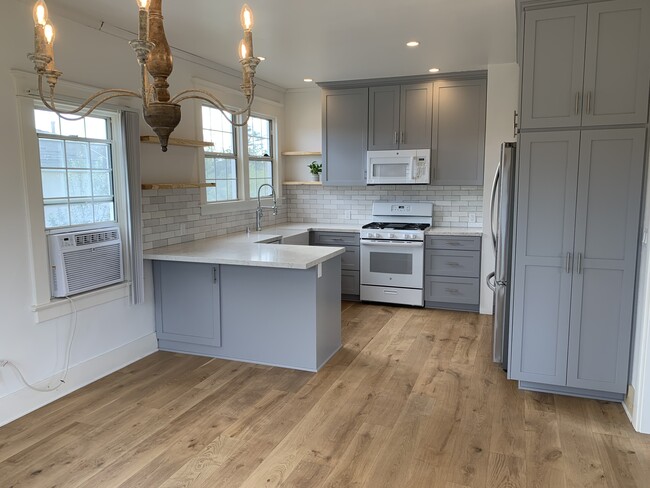 Kitchen - 1417 Ellsmere Ave