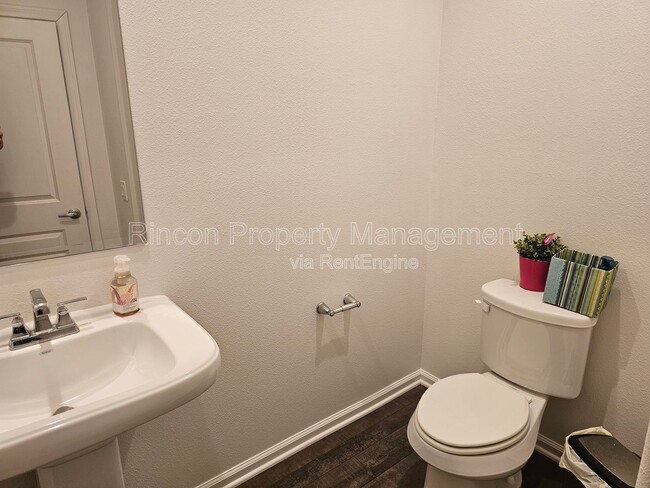 Building Photo - 3647 W Hemlock St