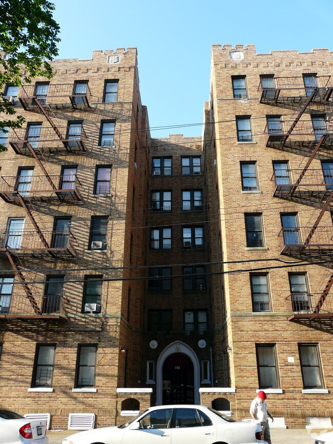 Building Photo - 788 Arnow Ave