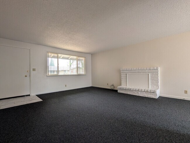 Building Photo - Nice 2 Bedroom, 1-Bath Duplex In Thurston Area of Springfield!