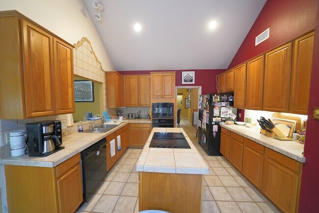 Building Photo - Gorgeous Home in the Coveted Greenshire Subdivision - Realtor Commission: $400