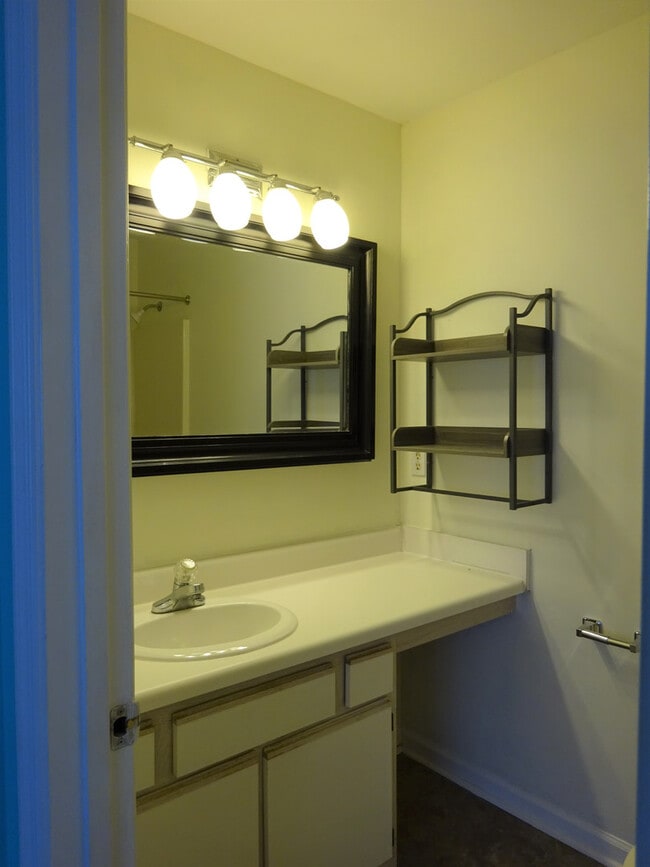 Building Photo - A cutie pie of a home!