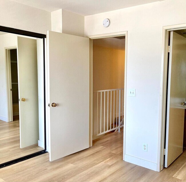 Building Photo - Charming 2 Bedroom 2 Bath townhouse with a...