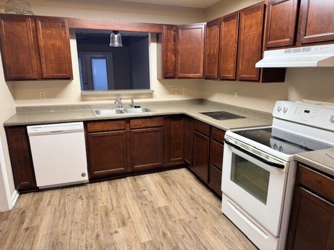 Building Photo - Maryville 37803 - 3 bedroom condo with bonus room - Call Troy Adams (865) 233-6949