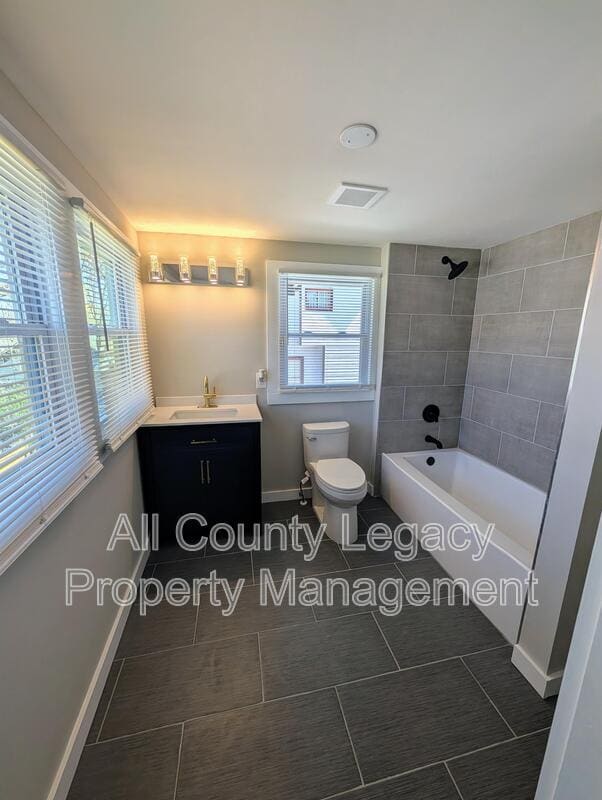 Building Photo - 940 Martin St SE