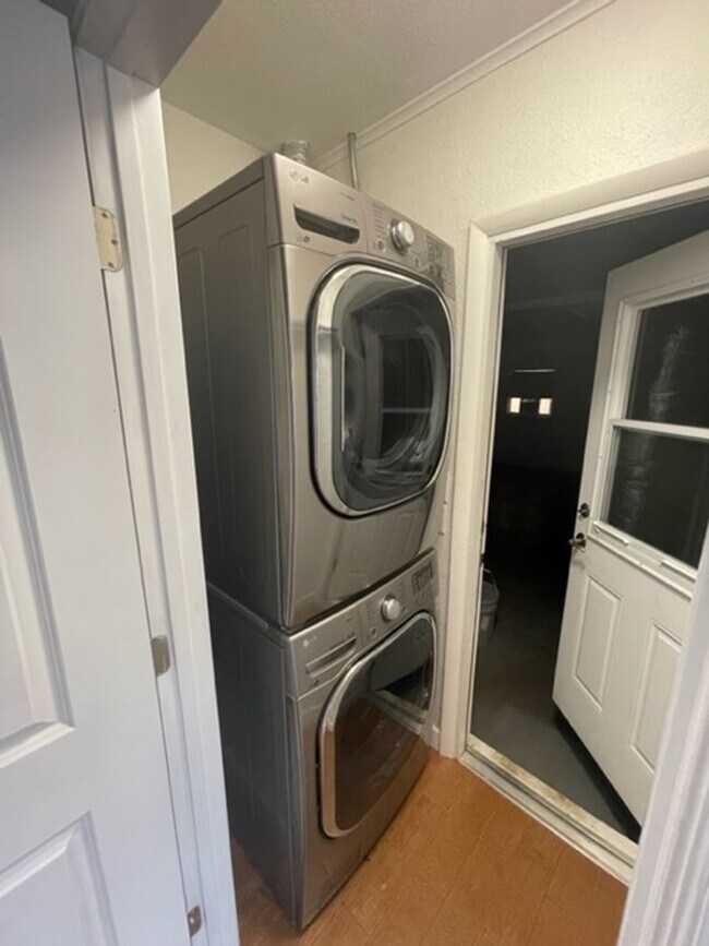 Building Photo - 2 BR/2 BA Beautifully Updated Home in Semi...