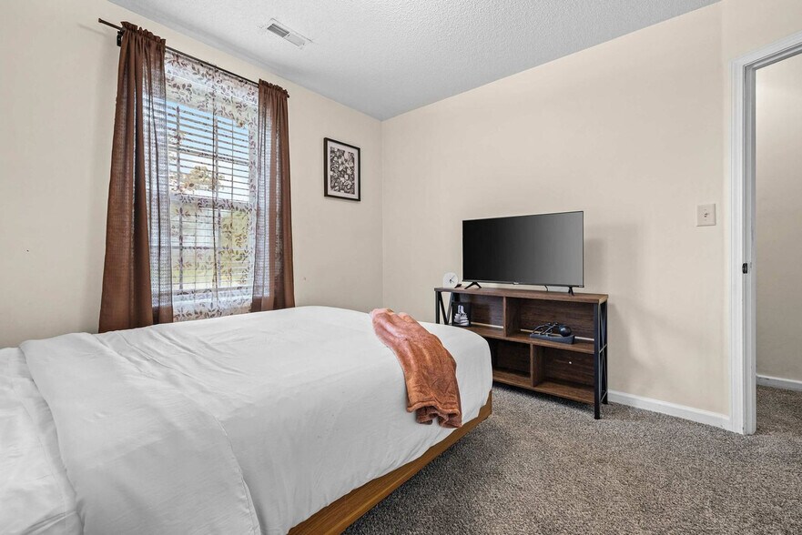 Building Photo - 3409 Summerfield Dr