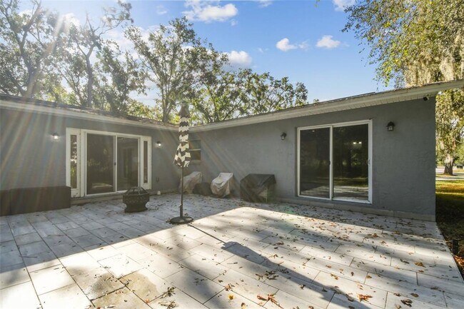 Building Photo - 6005 Lakeside Dr