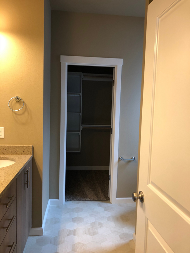 Building Photo - Small Quiet Neighborhood