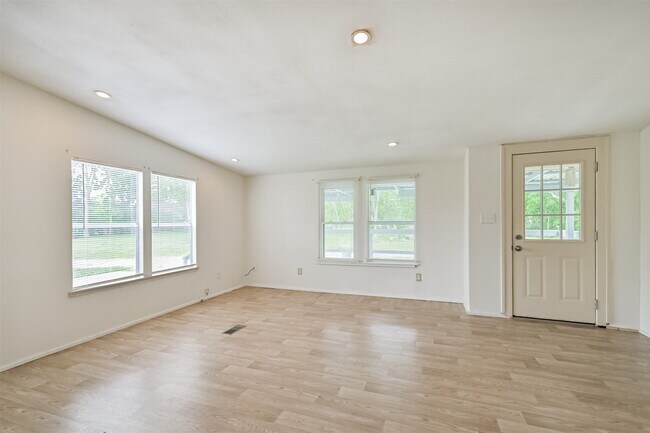 Building Photo - 1749 Max Rd