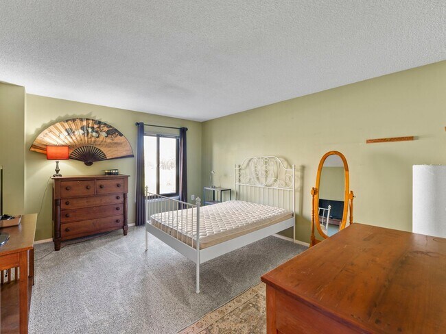Building Photo - This beautiful 1 bed, 1 bath condo with ov...