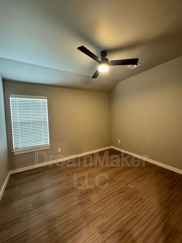 Building Photo - 678 Apple Blossom Way