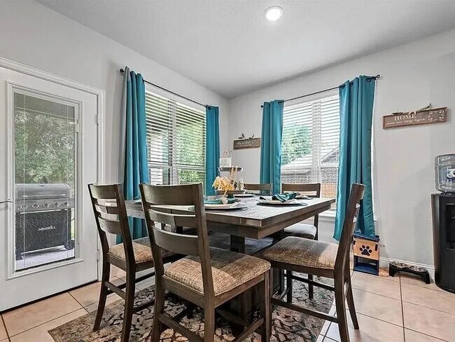 Building Photo - 1902 Sunflower Dr