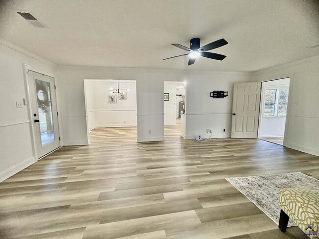 Building Photo - 2800 S Estates Rd