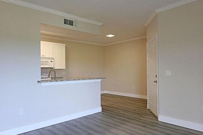 Building Photo - Villa Grand 11480-123