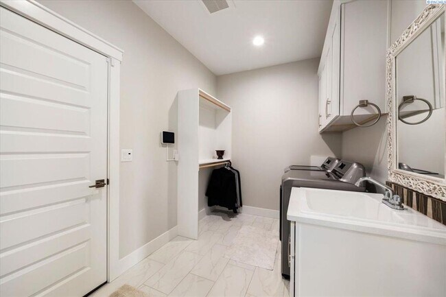 Building Photo - Stunning 5 Bedroom 4 Bath w/Daylight Basement West Richland!!!