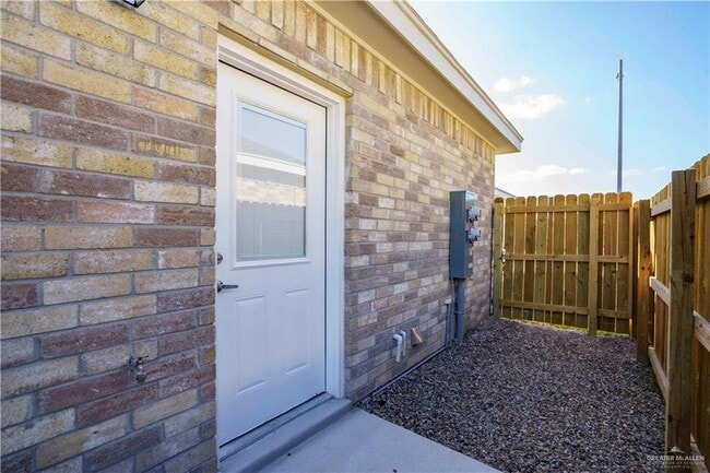 Building Photo - 31 Hiawatha Dr