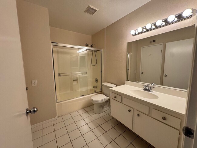 Building Photo - Charming 2 bedroom 2 bath in Tierrasanta!