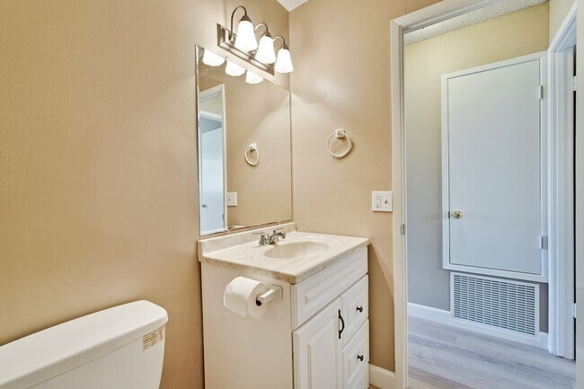Building Photo - Remodeled 2 Bed 1 Bath Condo!