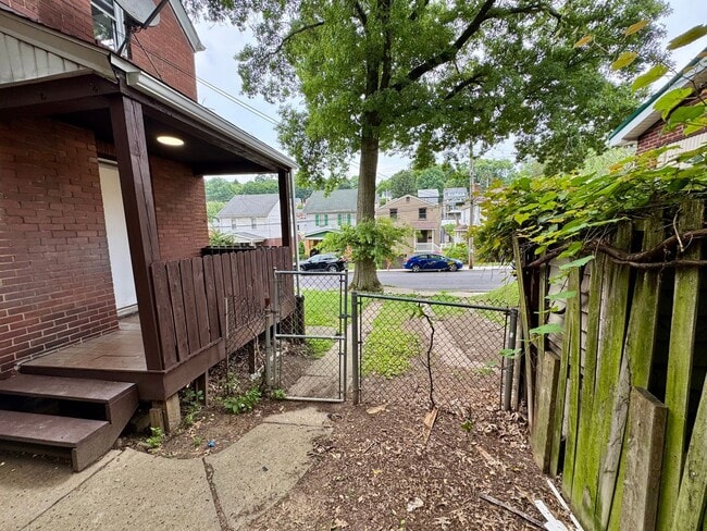 Building Photo - Adorable 2 Bed 1 Bath Home in Brookline W/dedicated office/library space!