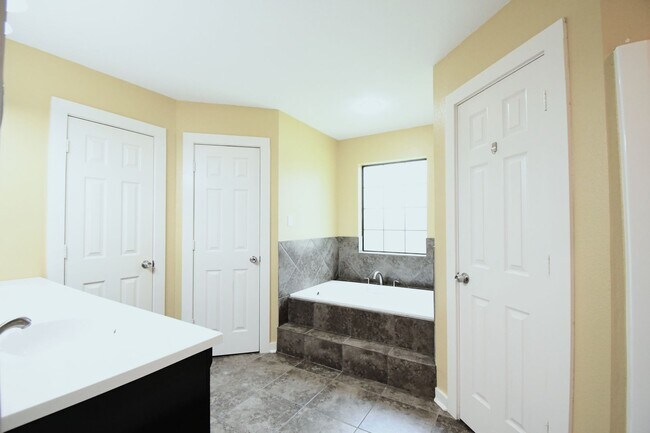 Building Photo - Lovely 4 Bedroom 2 Bath in Flint!