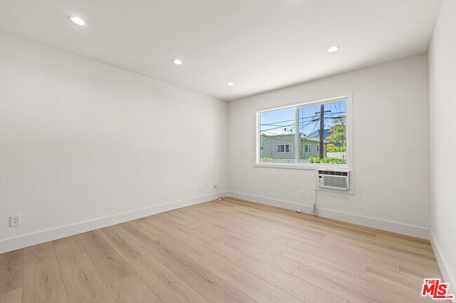 Building Photo - 635 Westmount Dr
