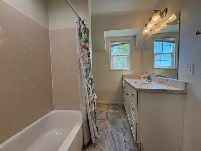 Building Photo - Charming 2 Bedroom Upstairs Unit in the He...