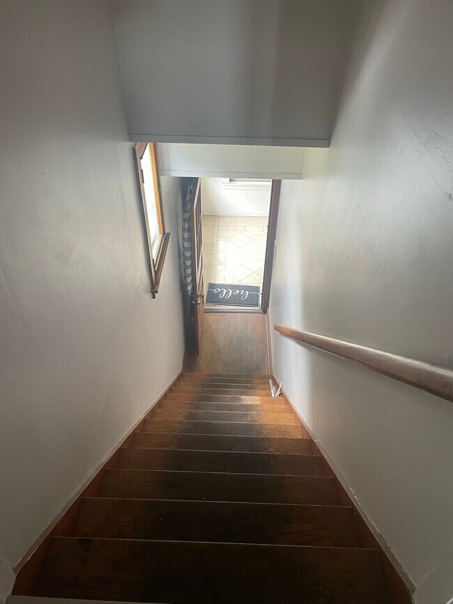 Building Photo - 362 W 4th St