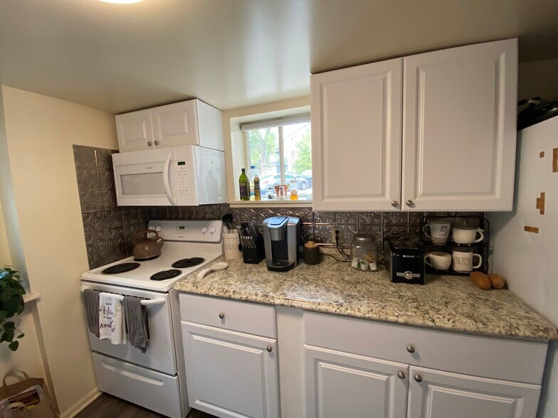 Building Photo - 910 S State St