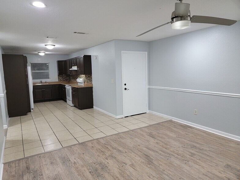 Building Photo - 7210 N Manhattan Ave