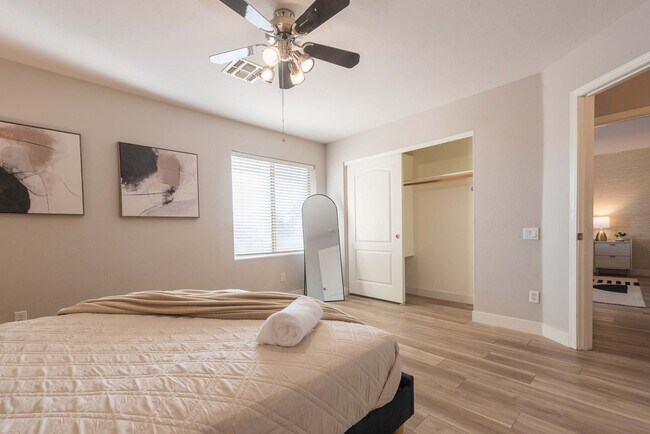 Building Photo - 5924 E Woodridge Dr